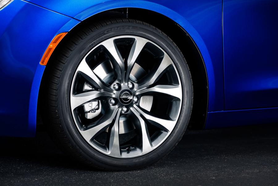 Колеса Chrysler 200S AWD (UF) 2014 года  (фото 34 из 46)